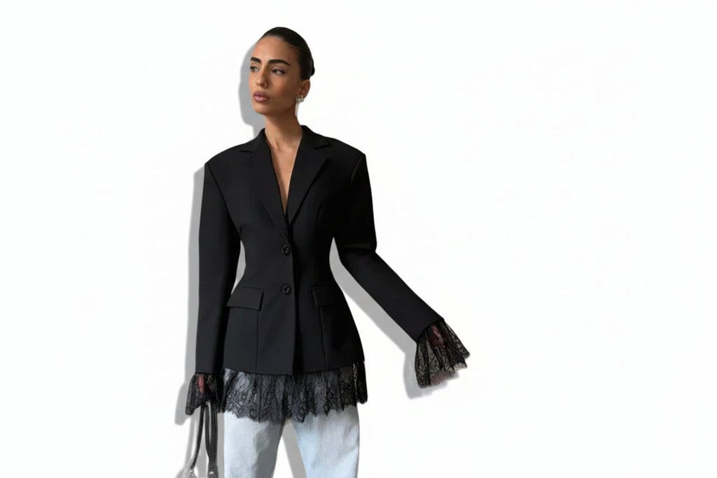 Blazer negra de mujer con detalles de encaje