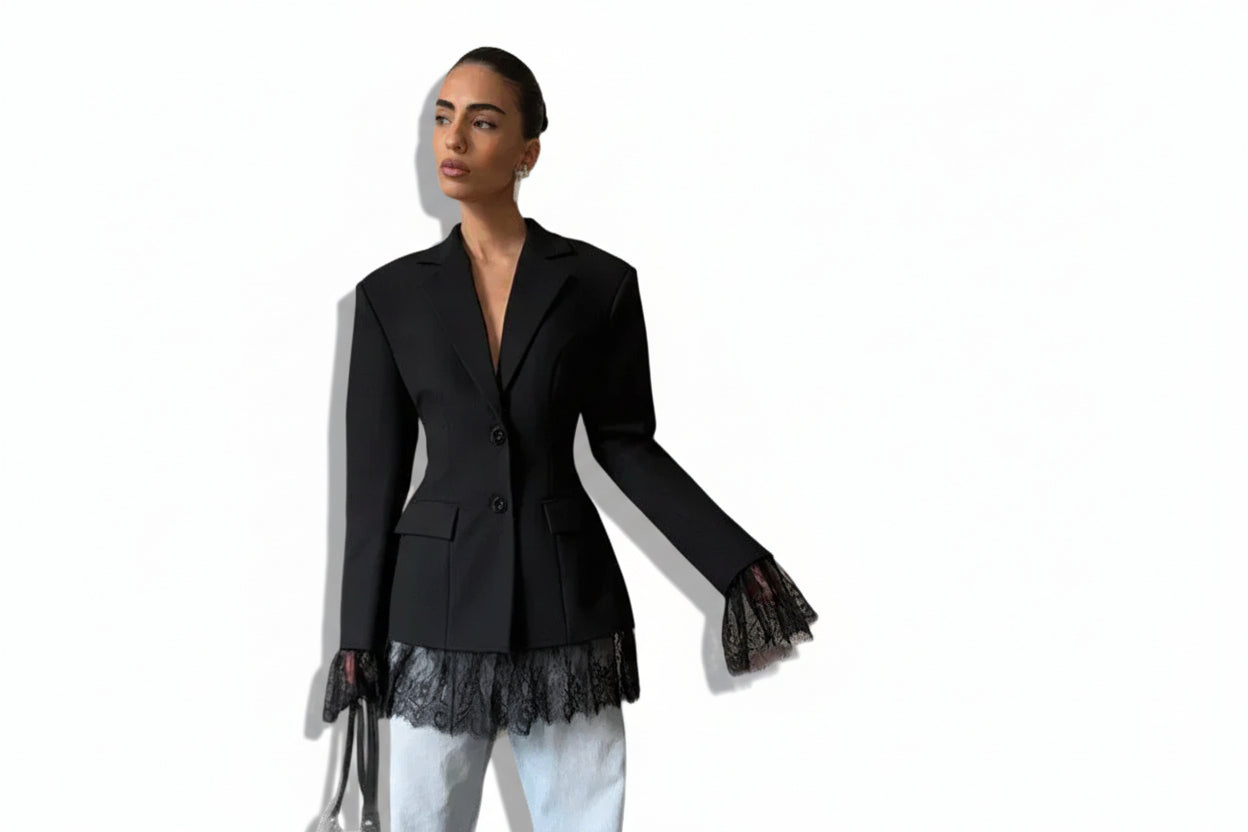 Blazer negra de mujer con detalles de encaje