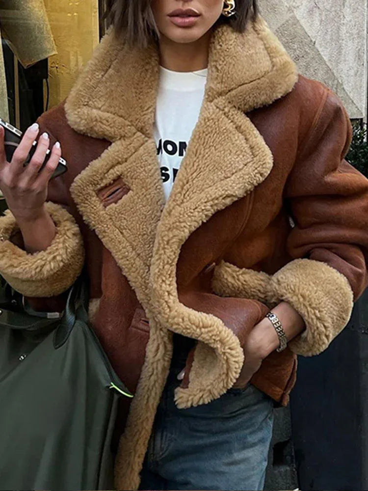 Chaqueta de una pieza en piel vegana con cuello de borrego para mujer