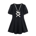 Vestido corto negro con lazo colorido