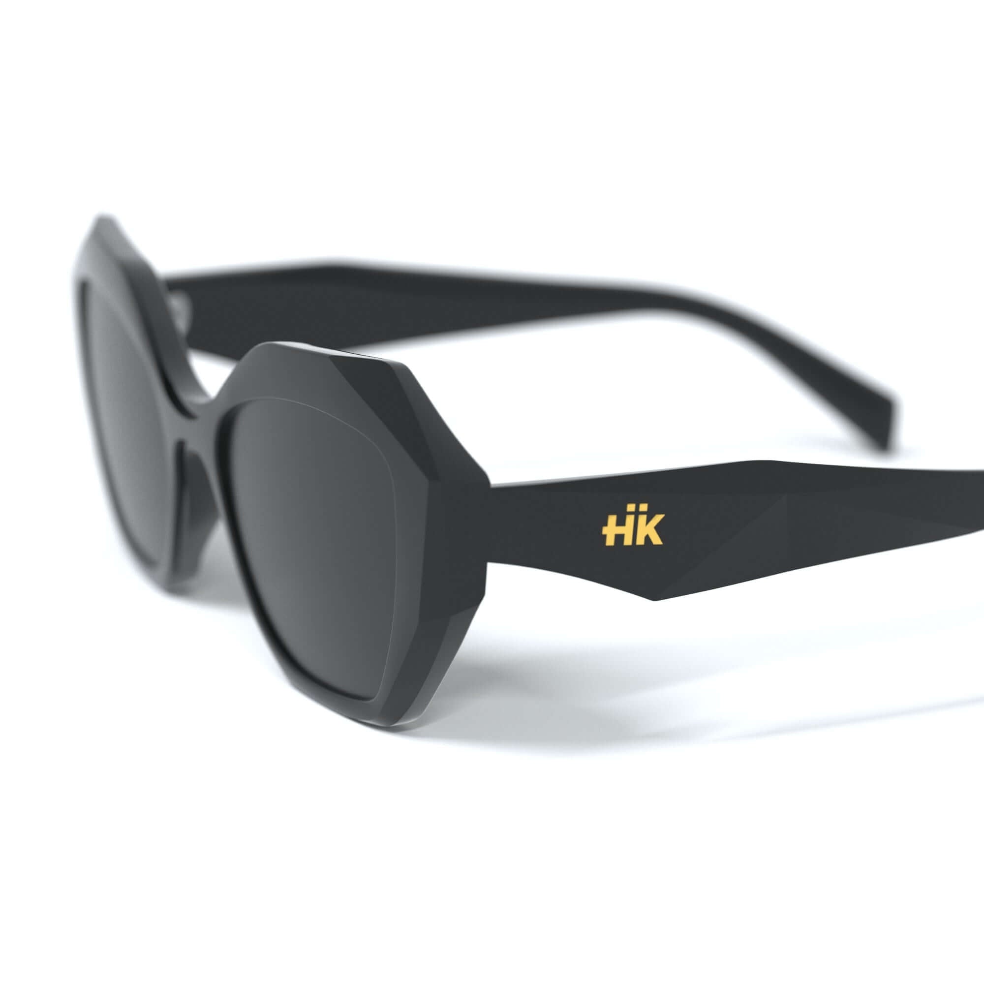 Gafas de sol Hanukeii® Moorea Black / Black con diseño moderno y lentes de alta definición en fondo blanco.